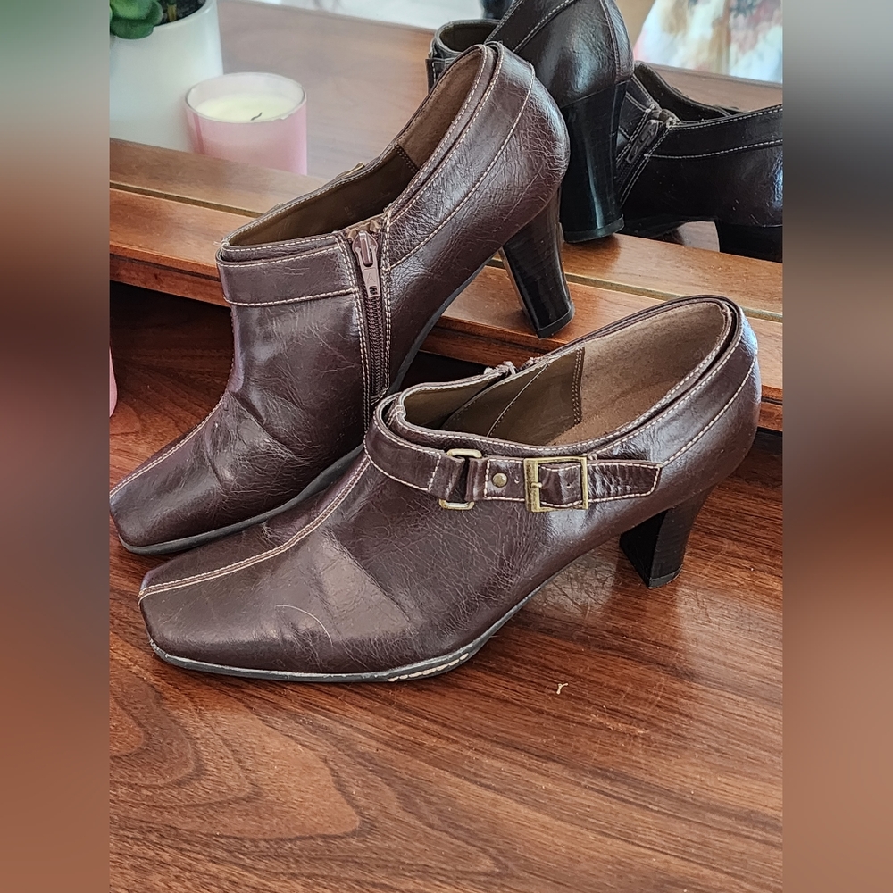 Aerosoles brown leather zip ankle boot, size 9.5